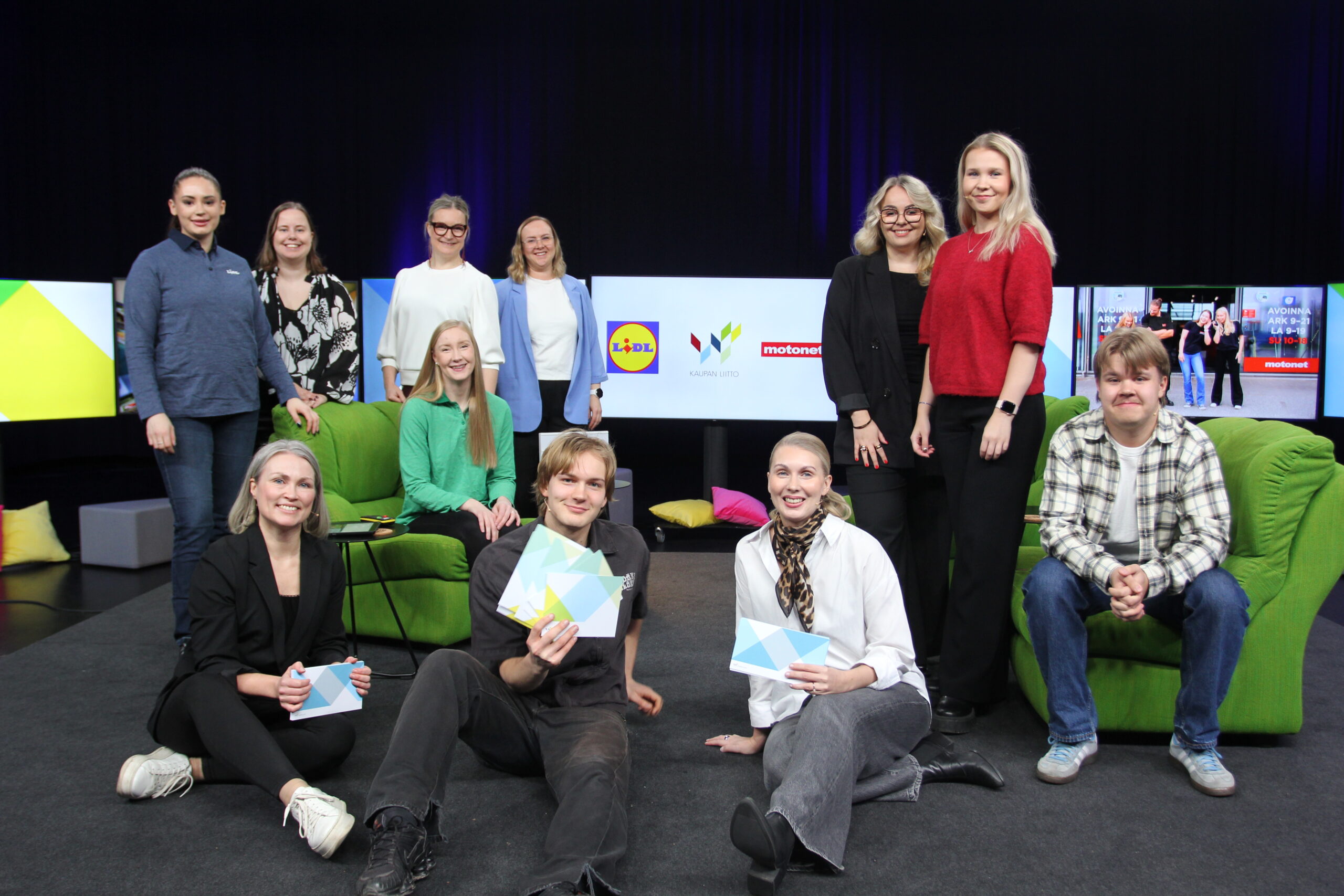 Etätetin esiintyjät studiolla yhteiskuvassa.