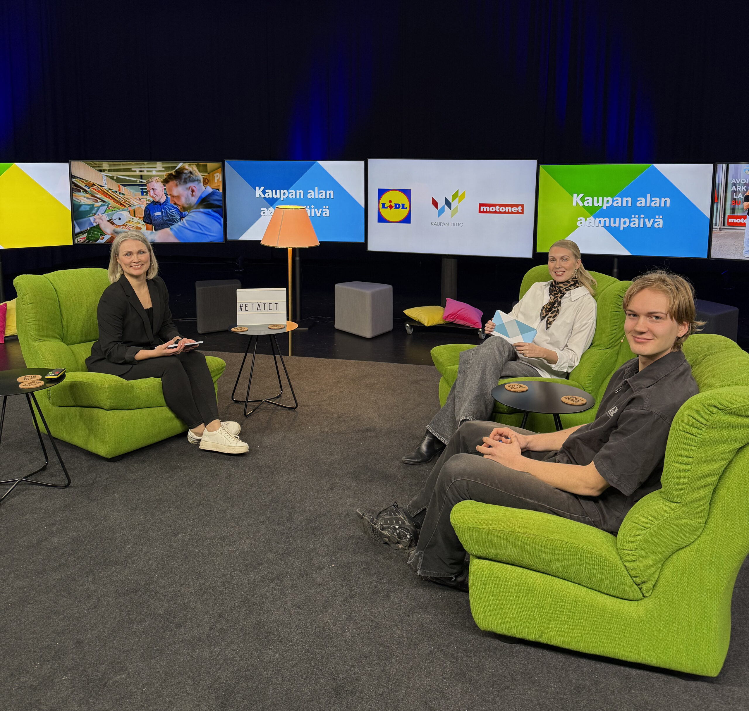 Jaana, Moona ja Eemeli studiossa.